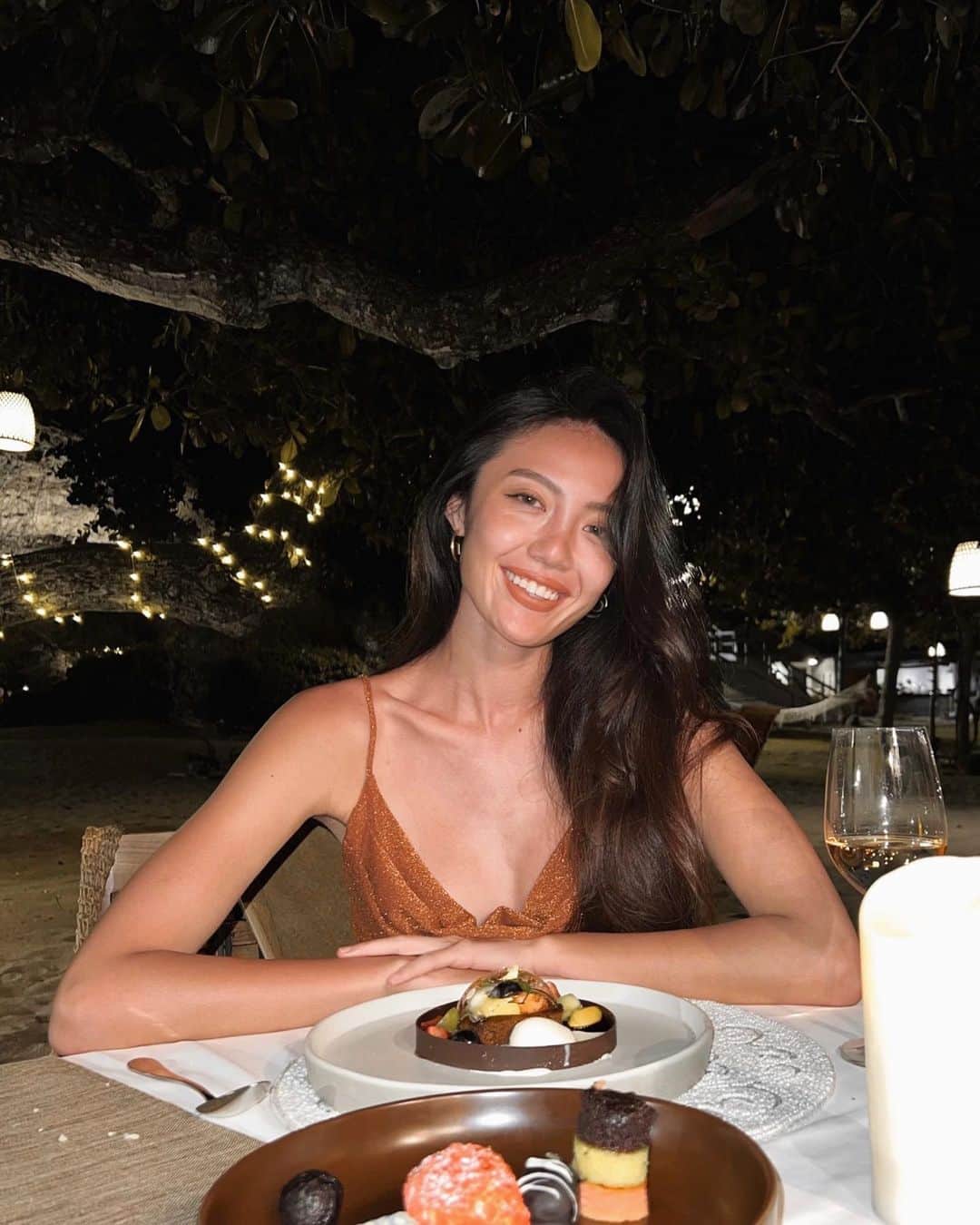 佐藤マクニッシュ怜子のインスタグラム：「2 8 🥀 thank you for the birthday wishes everyone! This year is going to be a challenging and an exciting year for me with new beggings and doors to open, let’s see where the life takes me.. 🤍   またひとつ年を重ねました✨ たくさんのお祝いのお言葉ありがとうございます🤍 毎年お誕生日は派手にパーティーし続けてきたので、去年のお誕生日から決めてたんだけど、今年はSNSにも誰にもお誕生日の影を残さずゆっくりと離島でリラックスしたお誕生日を過ごしています💭  最近ゾロ目ばかり見るし、いろんな人に今年が人生のターニングポイントと言われるので、自分の直感と心に素直に進み続けたいと思います。今も絶賛ニュースになってますが(笑) 27歳では自分でも信じられないくらいたっくさんの出来事がありました。大きいことをしているとプラスもマイナスも大きいんだよと尊敬する方に言われた言葉を心に、たくさんの成功と失敗を経験できた事を武器にしていきます。27歳で出会ったたくさんの方達にも感謝して、28歳での出会いと可能性が楽しみでわくわくしています✨  お誕生日は祝うものだから、年を重ねることって感謝するべきことなんだなって海を見ながら昨日感じたの💭 来年はまたもっと大きな事を成し遂げているでしょう✨  いつも応援してくださる皆さん、お仕事でもプライベートでも仲良くしてくださる方々、お友達のみんな、いつもありがとう！私はとっても幸せです🥰🥀」