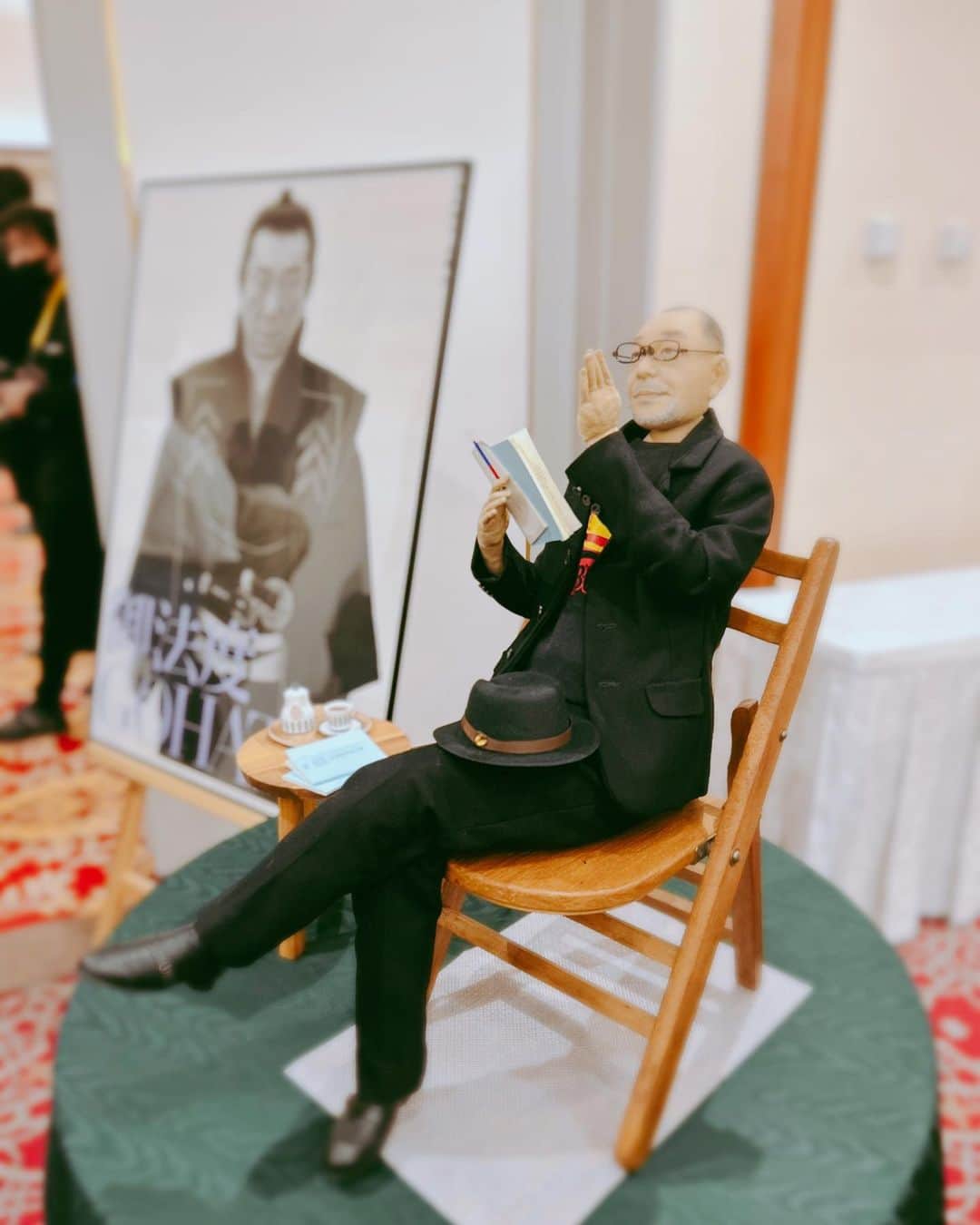 中山忍さんのインスタグラム写真 - (中山忍Instagram)「ほっこり✨  早いもので 崔監督のお別れ会から あっという間に 1ヶ月が経ちました  当日 急遽、司会を 仰せつかり 震える想いでしたが これも 女優としては 崔組に縁がなかったけれど まるで姪っ子のように 見守ってもらってきた 恩返しだと 拙い司会進行ではありましたが 精一杯 務めさせていただきました  生前の崔監督は お会いすると いつも 別れ際に 「映子さんをよろしくね」と 奥さまのことを 心にかけておられました  ふと  お別れ会で 急遽、 司会を仰せつかったのは 崔監督が 会にいらした皆さまに 「映子さんを頼みますね」 あと 「忍もよろしくね」と あの場に立たせてくれたのでは… そう思えたのです  思い違いかもしれません でも 崔監督に また会えたようで ほっこり ほろり 心があたたかくなりました  ありがとうございます  #崔洋一監督  #奥さま #ハンドメイド #お人形」8月12日 21時57分 - _shinobu_nakayama_