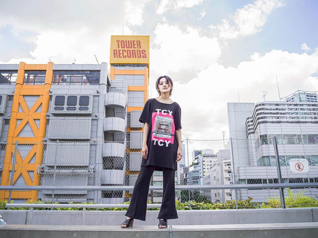 佃井皆美のインスタグラム：「I had some nice pictures taken.  This T-shirt I'm wearing is designed by Higuchi-san.  It’s a very fashionable!!!💓  Photo by Higuchi Mitsuhiro （ @higuchi0215 ）  #撮影  #tシャツ  #おしゃれ  #髪切りました」