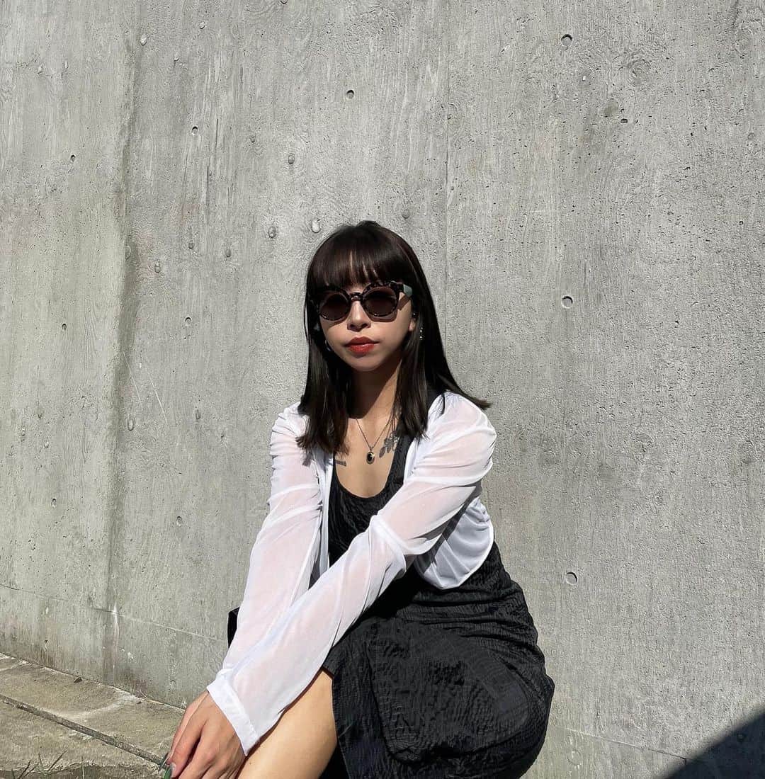 のインスタグラム：「東京メガネ The Okura Tokyo店さんで作っていただいた メガネが完成しました〜😙  フレーム(SG) : アンバレンタイン FÉ : SCIAMMA カラー : 20D13 レンズ : 調光レンズ（ダークグリーン）  元々サングラスだったものを 度付きの調光レンズにしていただき レンズは大好きな緑〜💚  鼻盛りもしていただき 掛けやすさアップした ჱ̒^._.^)  紫外線量すごくて掛ける前から もう色が変わってる！！！  (( 音声オフにしたつもりで、つもりだったので マブとの((7年マブなのに敬語🤣)) リアルな会話です〜〜笑 ))  メガネずっと大切にします😘 たくさん親身になっていただき ありがとうございました♡照  @tokyomegane_okuratokyo」