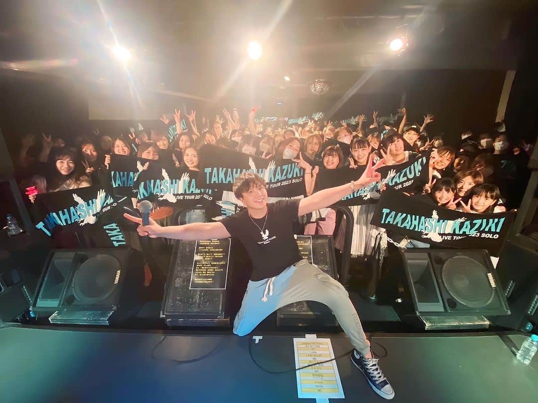 KAZUKI【ANFiNY】のインスタグラム：「全国ツアー SOLO 福岡公演🔥  地元九州でワンマンできるって本当に幸せなことすぎる。  みんなが首長くして待ってくれとったのが顔から声からめっちゃ伝わってきたけん嬉しかった😂笑  みーーーんな笑顔やったわ！笑  ツアーと生誕祭と盛りだくさんの福岡最高やな！笑  福岡では初のイベント系のライブやけん楽しみ😌  みんなでおれのチビTきて写真撮ろうな！笑🤝  明日までが誕生日やけん笑 みんなからのお祝い待っとるでーーーー🥂✨  今日も本当にありがとう！！ また明日🤭  #髙橋一輝 #全国ツアーSOLO #福岡公演」
