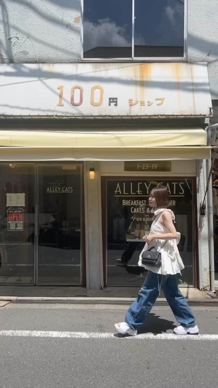 古関れんのインスタグラム：「𝙢𝙤𝙧𝙣𝙞𝙣𝙜☀️  tops: @fiction_tokyo_official  pants: @tanakanytyo  shoes: @nike   #alleycats #祐天寺カフェ #祐天寺」