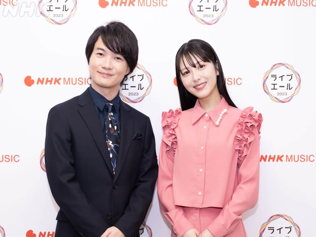 のインスタグラム：「📸 ライブ・エール Behind The Scenes  ══════════ 神木隆之介 × 浜辺美波 ══════════  連続テレビ小説「らんまん」より  主演・神木隆之介 さん と ヒロイン・浜辺美波 さん の2ショット✨  あいみょん さんの パフォーマンスを応援しにきてくれました🌸  ◆「ライブ・エール2023」はプロフィールのリンクから NHKプラス見逃し配信をご覧いただけます。  #神木隆之介 #浜辺美波 #朝ドラらんまん  #あいみょん #愛の花  #ライブエール」