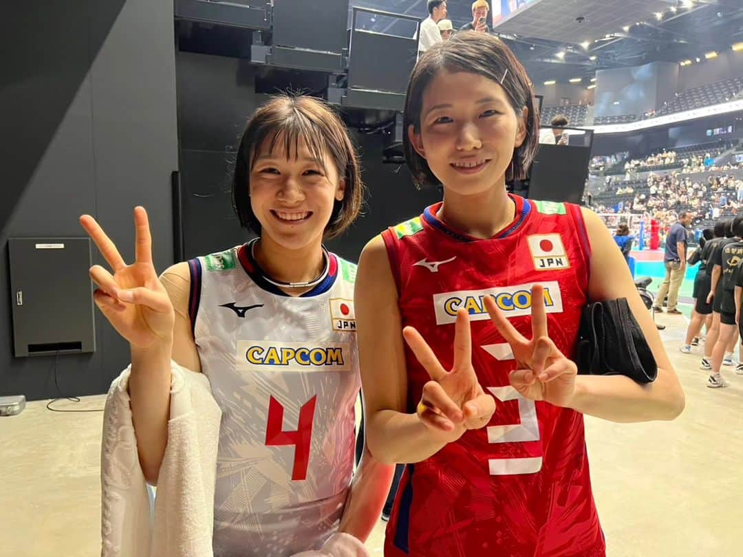 TBSバレブーのインスタグラム：「佐賀県のSAGAアリーナで「VOLLEYBALL FES -Super Games SAGA-」が行われました💪 🇯🇵代表選手達にとっては先月のネーションズリーグ後、ファンの前で初の公イベントや紅白戦などを行い、駆けつけたたくさんのファンの方と交流しました😄✨️  宮部愛芽世選手もユニバーシアードで銀メダル🥈を獲得し眞鍋ジャパンに合流😊✨️✨️ 久々の揃った宮部姉妹にあえました🎵  そして、解説者の皆様も変わらず元気そう😆✨️ 会場を沸かせていました😳」