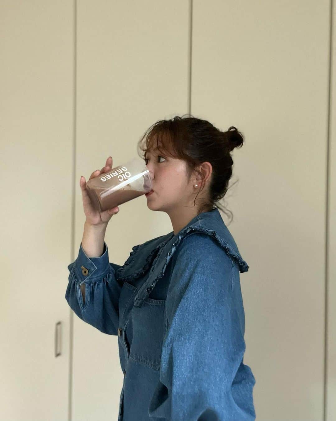 菅谷梨沙子さんのインスタグラム写真 - (菅谷梨沙子Instagram)「有酸素運動を始めてからプロテインを飲むようになって、いろいろ飲んできたけど…間違いなくNo1 🥇 @oic_series   プロテイン特有のクセのある味がなくて美味しくてゴクゴク飲んじゃう🤭💦 ちょっと飲みにくいものは豆乳とかで割って飲んだりもしてたんだけど、水でこの美味しさか〜って🥹 甘いもの欲してる時に特に大活躍中です♡  しかもたんぱく質20gとビタミン11種が入ってるよ🥛  商品のパッケージも可愛いし、シェイカーのデザインもスタイリッシュでお気に入りです！  ちなみに今、OIC 個包装アソートセットに使用できる36%OFFクーポンが配布されてるんだって！ クーポン期限は【8月31日23:59】です🏷 ストーリーズに載せてあるのでチェックしてみてね。  #Promotion #OICプロテイン #プロテイン #oicダイエット#美容プロテイン #美容 #ダイエット #ボディメイク #ボディケア #プロテインダイエット #ダイエットレシピ」8月12日 22時13分 - risako_sugaya