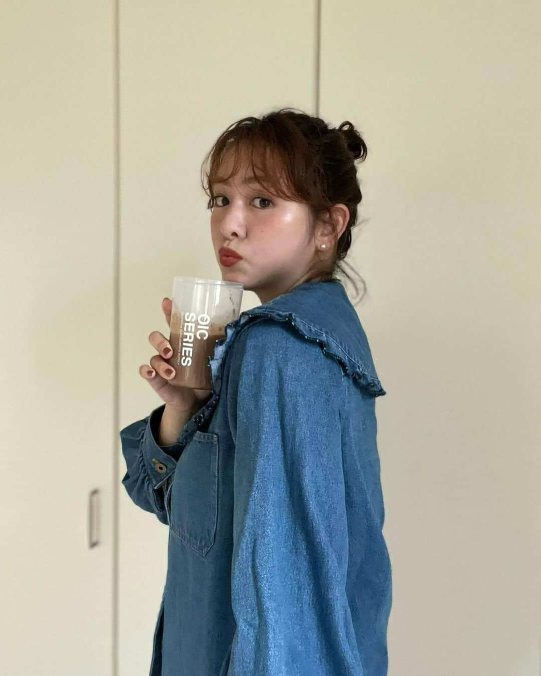 菅谷梨沙子さんのインスタグラム写真 - (菅谷梨沙子Instagram)「有酸素運動を始めてからプロテインを飲むようになって、いろいろ飲んできたけど…間違いなくNo1 🥇 @oic_series   プロテイン特有のクセのある味がなくて美味しくてゴクゴク飲んじゃう🤭💦 ちょっと飲みにくいものは豆乳とかで割って飲んだりもしてたんだけど、水でこの美味しさか〜って🥹 甘いもの欲してる時に特に大活躍中です♡  しかもたんぱく質20gとビタミン11種が入ってるよ🥛  商品のパッケージも可愛いし、シェイカーのデザインもスタイリッシュでお気に入りです！  ちなみに今、OIC 個包装アソートセットに使用できる36%OFFクーポンが配布されてるんだって！ クーポン期限は【8月31日23:59】です🏷 ストーリーズに載せてあるのでチェックしてみてね。  #Promotion #OICプロテイン #プロテイン #oicダイエット#美容プロテイン #美容 #ダイエット #ボディメイク #ボディケア #プロテインダイエット #ダイエットレシピ」8月12日 22時13分 - risako_sugaya