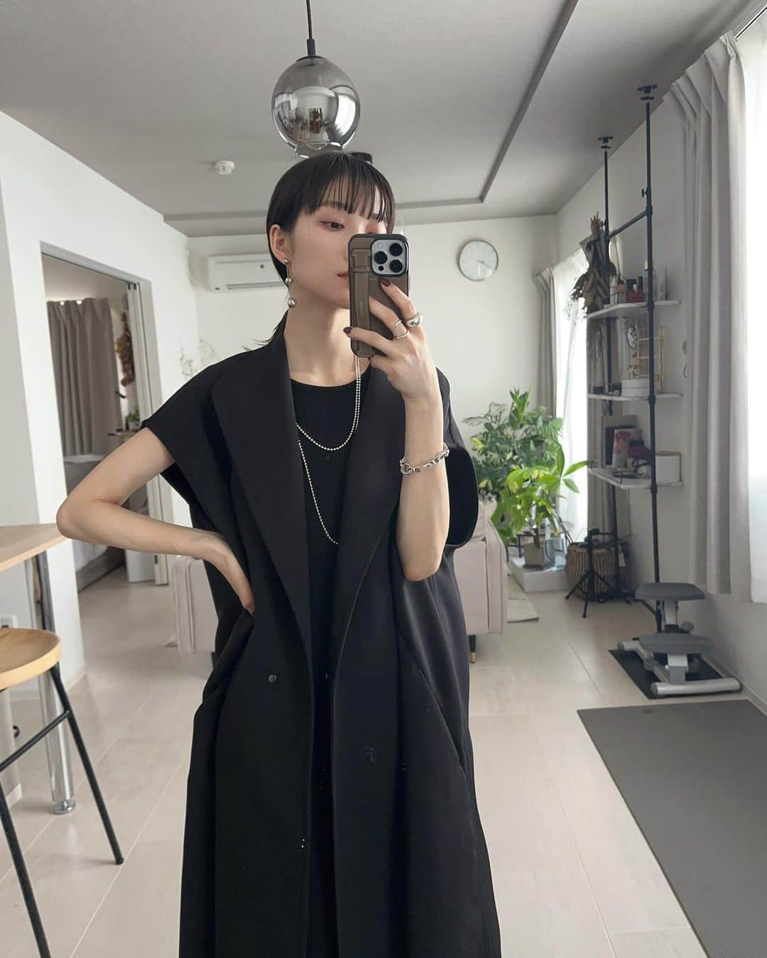 金澤楓のインスタグラム：「ALL BLACK🖤 タイトにまとめてモードに。  outer @elendeek  one-piece @anuans.official   #かえでの私服#ootd#outfit#allblack#ブラックコーデ#elendeek#anuans#tiffanyandco」