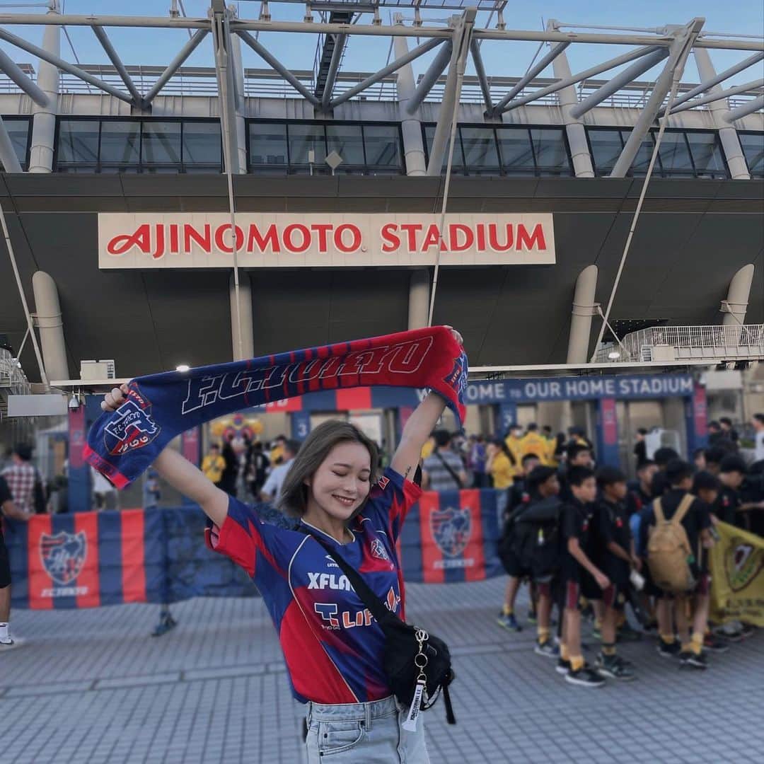 のインスタグラム：「京都戦を味スタで観るために 東京きたっ🗼 何年振り!?ってくらい久しぶりに 家族も集合してみんなで試合観れた〜🏟️ スタジアムで呑みながら観るサッカーは最高だぁ⚽️」