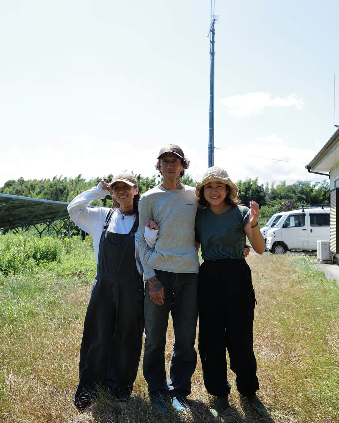 根岸由香里さんのインスタグラム写真 - (根岸由香里Instagram)「. RH匝瑳ソーラーシェアリングの下、不耕起栽培の畑で育った有機大豆を使って @soyscream_japan が作ってくださったソイアイスクリーム🍨 RH×Stella の体験ツアーのランチタイムの最後に皆んなで食べました。 ランチは @hachiichi_nouen さんの畑で不耕起栽培で育てられた有機野菜のヴィーガンプレート🍅　 どちらも最高に美味しかった！ 体験を通してみんなが交流して会話が生まれて、前向きなエネルギーに満ちていて素晴らしい時間でした🌻 . 《豆知識》 不耕起栽培とは耕さない農業のことで、リジェネラティブ農業 (環境再生型農業)とも言います。 土壌を修復・改善しながら自然環境の回復に繋げることを目指す農業を指し、土壌が健康であればあるほど多くの炭素を吸収するため、不耕起栽培は気候変動を抑制するのに有用な手法だと考えられています。」8月12日 22時16分 - yukarinegishi