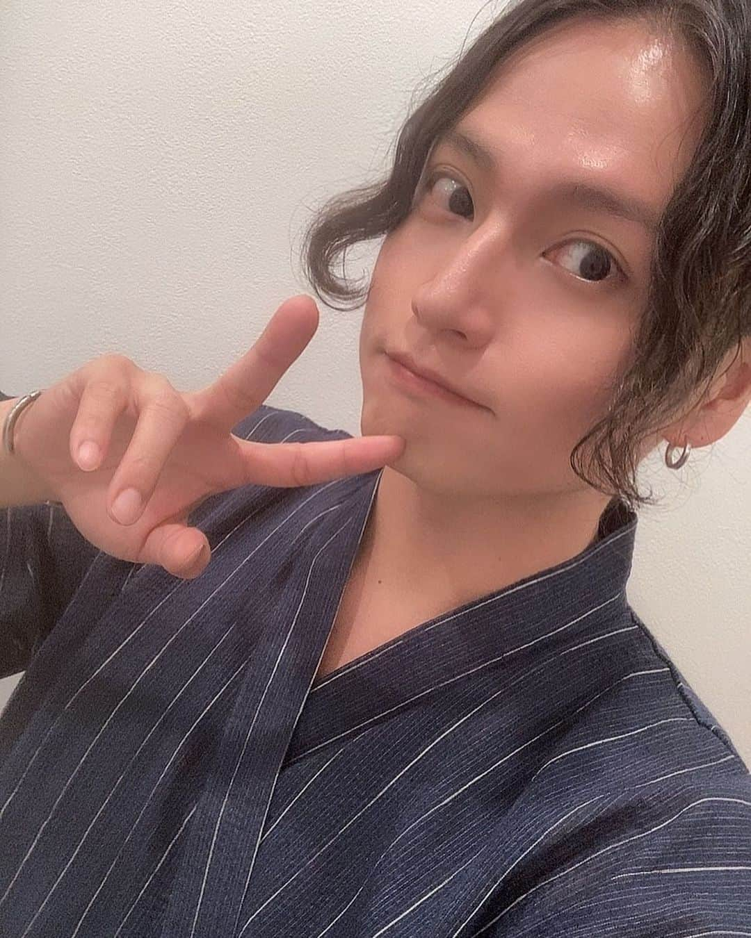 友常勇気のインスタグラム：「Finished😆✨✨ Thank you for coming today😭🩷🩷🩷🩷🩷 I was so happy to meet you🥹💕❣️💕❣️ 本日は、 友常勇気サマーイベント 1部「朝から呑んじゃうんだぞ❤️」 2部「Say with me ガラスの少年時代🍸」 3部「海賊王におれはなる❕」 …合ってる？笑笑 にお越し頂き誠にありがとうございました🤗✨✨✨ 4年ぶりの夏イベ❕みんなと居れた時間が本当にあっという間で、 かけがえの無い時間になりました🥹 素敵な時をありがとう御座います❕ おれは幸せ者です😭❣️ これからも一緒に歩んで下さい😊 舞台も間も無く本番😳 待ってるよーーー🙋 #友常勇気 #サマーイベント #夏イベ #2023 #ご来場ありがとうございました  #みんな #大好き #感謝 手伝ってくれた仲間も❕ #海田波知 #田上来 #三月真祐 p.s 友常勇気クイズご参加ありがとうございました😄🎊✨ コア過ぎる僕の事を知ってくれたらありがとう御座います🤗嫌いにならないでね😭😭😭 #昼飲み #朝飲み #笑笑 #kinkikids  #onepiece  #冒険王」