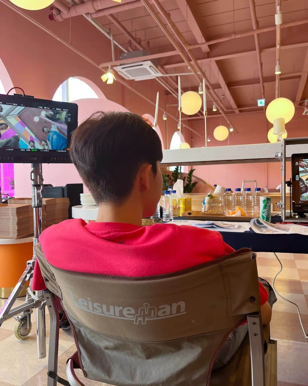 キム・ジェファンさんのインスタグラム写真 - (キム・ジェファンInstagram)「[#여기보째용📸]  우리 윈드가 좋아하는 옆모습 + 뒷모습 폭격!  얼굴이 안 보여도 잘생긴 게… 가능해?  김재환은 가능해. 🥰  #김재환 #KIMJAEHWAN」8月16日 18時00分 - kjh_official