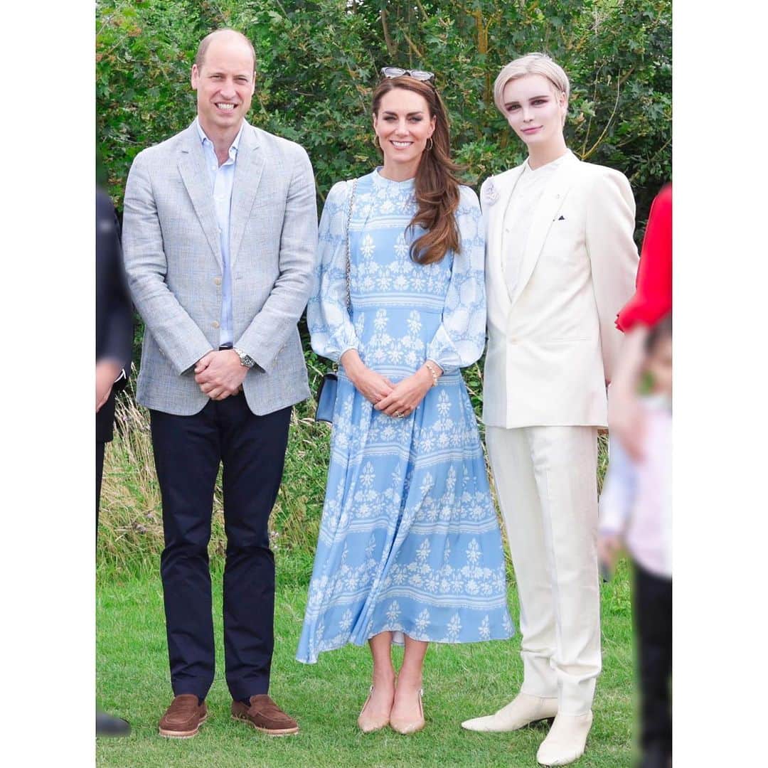 のインスタグラム：「・ 皆さんもご存じのように 先月に英国に行ってきました🇬🇧 チャリティーポロマッチのイベントに招待を頂き、 その素晴らしい活動に感動しました🌹 このチャリティーイベントは 英国のウィリアム皇太子とキャサリン妃が 支援をしているチャリティーの1つであり、 ポロの試合を通して 毎年各種チャリティー団体を 支援するために行われています！ このイベントでは、 なんとウイリアム皇子がプレイヤーとして 試合に出ていました👏🏻 日本でもニュースで紹介されていたようですが ウィリアム皇子のチームが後半15分前には 相手チームに2点の得点を挙げて 逆転勝ちとなった素晴らしい試合でした💡 その熱いシーンを感じてほしく ポロマッチのシーンの動画と写真を掲載いたしました。 またウイリアム皇子とキャサリン妃にも 会う事が出来、素晴らしい日となりました❤︎ 特に私が感じたのは ウイリアム皇子とキャサリン妃は、 とても温かく心の優しさが溢れ出る 素晴らしい人でした😭 お二人の活動は今の社会にとても必要であり、 これらの活動が多くの方たちに 愛を伝えて希望を感じる活動であると思いました。 私も心から、 このような活動を応援していきたいと 強く感じました。」