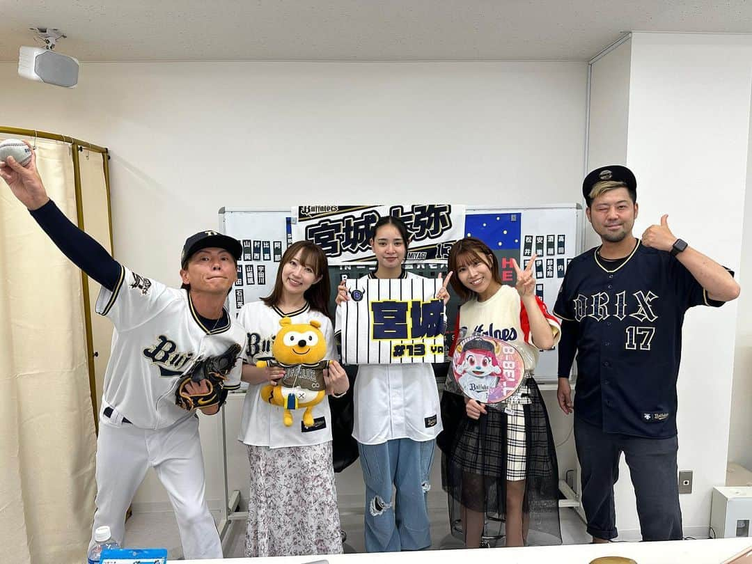 小島まゆみさんのインスタグラム写真 - (小島まゆみInstagram)「. . Emotional Beat #姫ラジ  そしてB-Night!  ご視聴ご観覧下さった皆様ありがとうございました☺️🤝🏻❤️  今月のゲストは #宮城弥生 ちゃん (@yayoi5482 )  今日の姫ラジは永久保存版ですね👸👸 移動中もずっとキラキラお目目でお話してくれてありがとう✨  B-Nightでは試合を見ながらの配信…の予定が降水のため中止に☔️  現地観戦の皆様お疲れ様でした、あたたかくして過ごしてくださいね。  ものまね芸人の山本申伸もうしのぶさん(いでけんさん)とも初めましてさせていただきました😎  濃ゆい一日だったな😌😌💭」8月12日 22時22分 - kojima_mayumi_