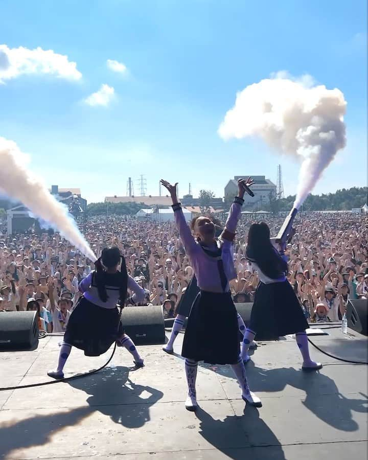 KANONのインスタグラム：「ROCK IN JAPAN FES 2023 灼熱でした🔥🔥🔥  ステージの床暑すぎて 足の裏が上履き通り越して火傷しそうだったー！  #RIJF2023」