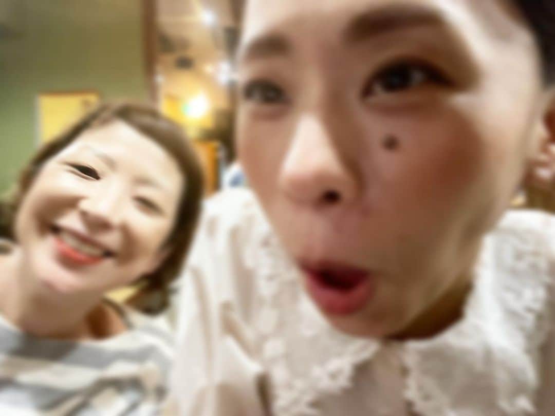 新井美穂のインスタグラム：「#帰省中 父親の初盆でバタバタなので あんまり周りに声かけてなかったけど  スーパーの帰り、信号で止まった車から 「美穂ちゃん？え！うそやん！美穂ちゃーん！」って 見たら小学生からの親友！もりちゃーん！！  もりちゃんも地元から離れて住んでるから、お互いビックリ！会えるなんて奇跡的❤️って事で飲みに〜🍺  子供達も久々に会えて楽しそうだったけど 私ともりちゃんがまじで子供たち以上に楽しかったと思う😆❤️ 旦那さんに、ほんまに二人話止まらんから、また今度にしときと言われて（笑） もりちゃんとはほんまに話止まらんわー。  会えて良かった❤️」
