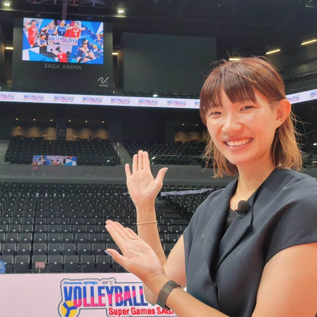 TBSバレブーのインスタグラム：「そして本日は先日結婚を発表した #石井優希 さんに5月に完成したSAGAアリーナの魅力をたっぷり紹介していただきました😊  新婚の石井さんにピッタリのペアシートや普段入れないロッカールームにも潜入👀✨️✨️  石井さんがロケ中ロッカールームのことを永遠にコインロッカーと言って5回くらい撮りなおしになったのはここだけの話🤫㊙️😂  その様子は近日、TBSスポーツ公式YouTubeでアップします！お楽しみに✨  そして石井さん改めてご結婚おめでとうございます🐥❤️」