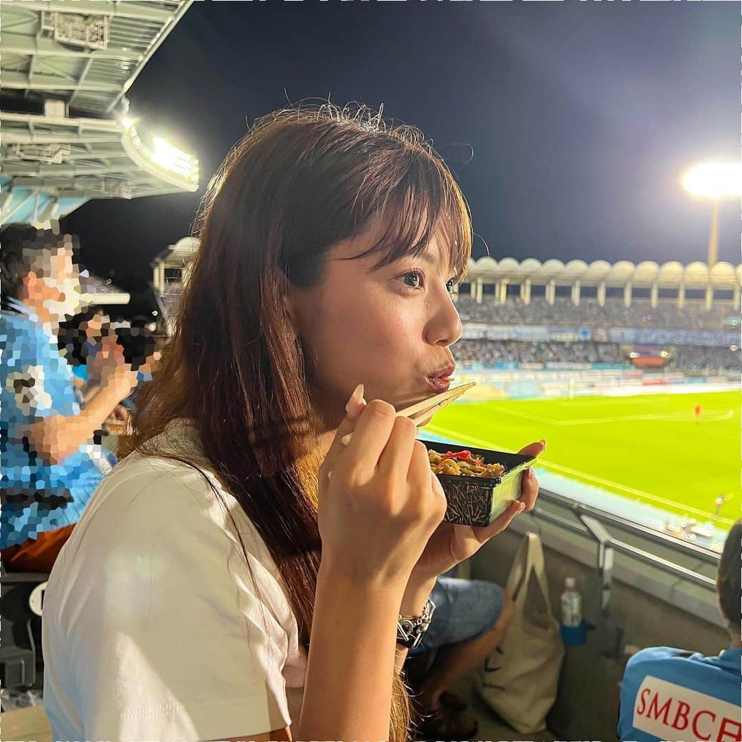 三谷紬さんのインスタグラム写真 - (三谷紬Instagram)「🐬⚽️🐂 等々力競技場に行ってきましたーーーー！ 女友達と5人で！笑 #川崎フロンターレ vs#ヴィッセル神戸 このお盆の一つ目のイベントです🫶 試合開始よりかなり前にスタジアムに着いて これでもかとスタグルを堪能🫠 今日は川崎ニュータンタン麺DAYで みそ餃子も食べられました❣️ 美味しかった〜🥟 試合も最後まで期待感を持てる最高の展開で とても面白かったです‼︎‼︎ 選手・関係者の皆さん、 暑い中お疲れさまでした。 次はどのスタジアムにお邪魔しようかな〜🏟️ * #等々力陸上競技場#等々力#soccer#football#サッカー#Ｊリーグ#jleague#j#league#川崎#フロンターレ#ヴィッセル#神戸#frontale#vissel#スタグル#スタジアムグルメ#チュロス#サッカー観戦#テレビ朝日#アナウンサー#三谷紬」8月12日 22時35分 - mitani_tsumugi