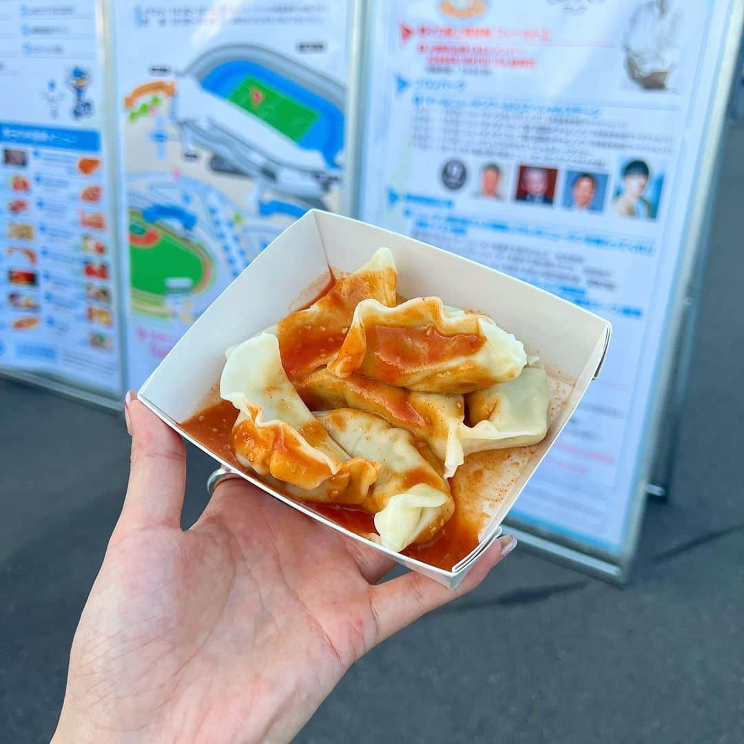 三谷紬さんのインスタグラム写真 - (三谷紬Instagram)「🐬⚽️🐂 等々力競技場に行ってきましたーーーー！ 女友達と5人で！笑 #川崎フロンターレ vs#ヴィッセル神戸 このお盆の一つ目のイベントです🫶 試合開始よりかなり前にスタジアムに着いて これでもかとスタグルを堪能🫠 今日は川崎ニュータンタン麺DAYで みそ餃子も食べられました❣️ 美味しかった〜🥟 試合も最後まで期待感を持てる最高の展開で とても面白かったです‼︎‼︎ 選手・関係者の皆さん、 暑い中お疲れさまでした。 次はどのスタジアムにお邪魔しようかな〜🏟️ * #等々力陸上競技場#等々力#soccer#football#サッカー#Ｊリーグ#jleague#j#league#川崎#フロンターレ#ヴィッセル#神戸#frontale#vissel#スタグル#スタジアムグルメ#チュロス#サッカー観戦#テレビ朝日#アナウンサー#三谷紬」8月12日 22時35分 - mitani_tsumugi