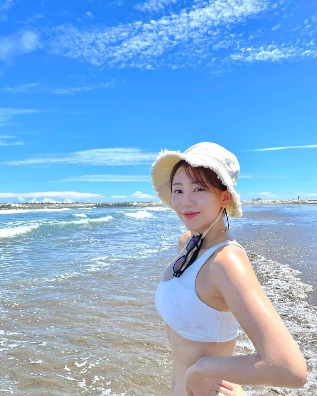 日野麻衣さんのインスタグラム写真 - (日野麻衣Instagram)「🍑  台風近いてるから波が凄かった🌊 父について行って、サーフィンしようとしたけど断念🏄」8月12日 22時35分 - hinomaiofficial