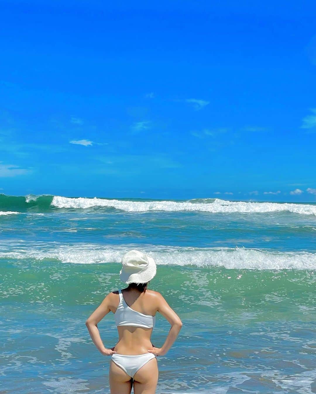 日野麻衣さんのインスタグラム写真 - (日野麻衣Instagram)「🍑  台風近いてるから波が凄かった🌊 父について行って、サーフィンしようとしたけど断念🏄」8月12日 22時35分 - hinomaiofficial
