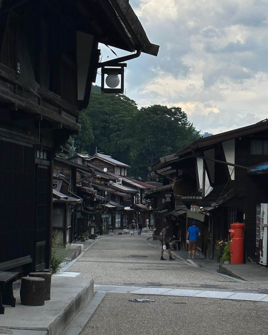 三條場夏海さんのインスタグラム写真 - (三條場夏海Instagram)「. 7月、彼の誕生日旅行で奈良井宿という とーーっても素敵な場所へ行ってきました🍃 初めて行ったんだけど彼も私も土地に惚れてしまって 絶対にまた何かのタイミングで行くって決めたぐらい魅力を感じる場所でした。  良い意味で、観光地化されてないの。 昔ながらのままの場所が多いんです🏡 お土産屋さんのおばぁちゃんとかも優しくてほっこり空気感。 いや〜これは皆さんにも行ってきてもらいたい！  泊まったお宿がまた最高だったので、 それはまた別の投稿でご紹介させて下さい♡🗾  #奈良井宿 #jobacode #長野観光」8月12日 22時28分 - natsumi_sanjouba