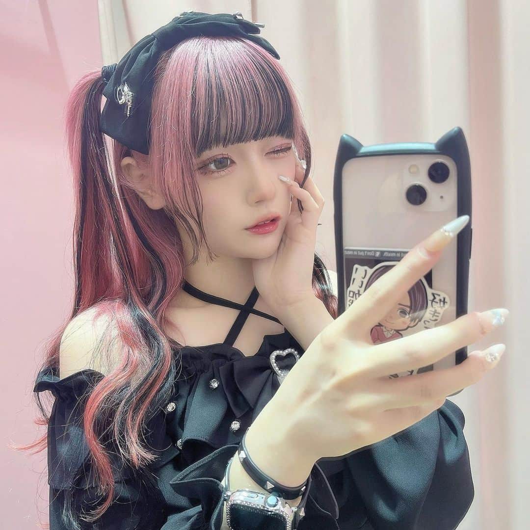 さきちゃんのインスタグラム：「ㅤㅤㅤㅤㅤㅤㅤㅤㅤㅤㅤㅤㅤ かわいいだけじゃねーんだぞ😾なめんなよ😾 ㅤㅤㅤㅤㅤㅤㅤㅤㅤㅤㅤㅤㅤという強い気持ちを込めた香水とカチューシャなんだよねー！✊🏻💕 #ankrouge #アンクルージュ #bemqin #大宮 #大宮アルシェ #地雷系女子 #地雷 #地雷女 #地雷メイク #地雷女子 #病みかわいい #やみかわいい #自撮り界隈 #ピンク髪 #ピンクヘアー #派手髪女子 #ハイトーンカラー #いいね返し #自発ください #l4l #japanesegirl #f4」