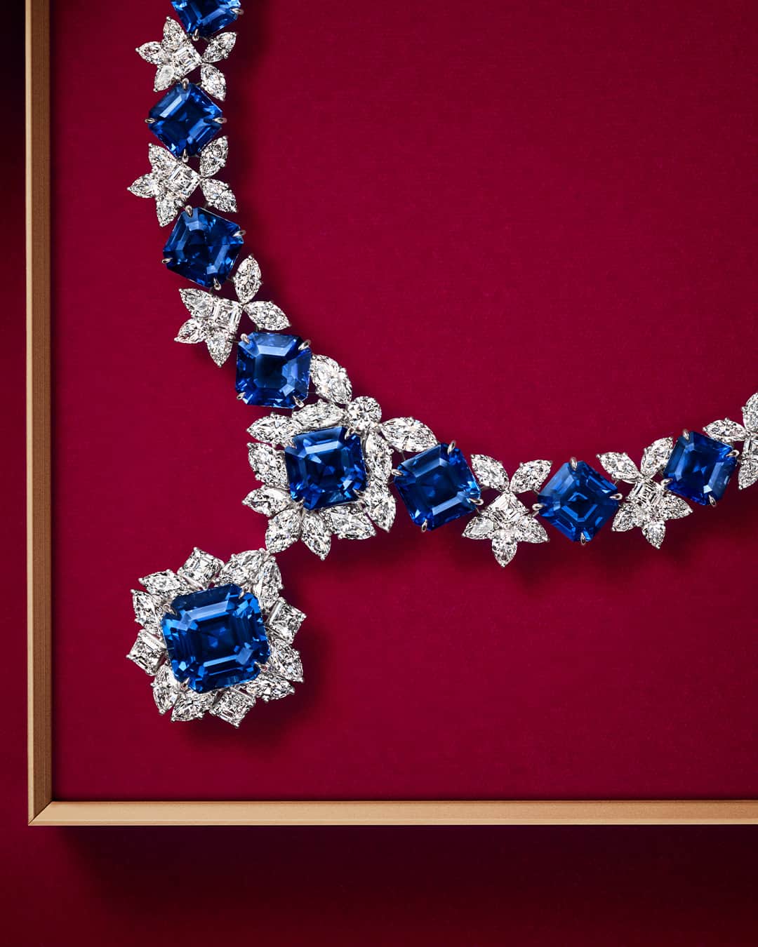 ハリー・ウィンストンのインスタグラム：「Eleven octagonal step-cut sapphires set among diamonds culminate in a magnificent sapphire drop center stone in the stunning Countess Necklace. An homage to the Catherine the Great Sapphire, this high jewelry masterpiece highlights the House’s unrivaled craftsmanship. Explore timeless jewels—link in bio. #WinstonHighJewelry #HarryWinston」