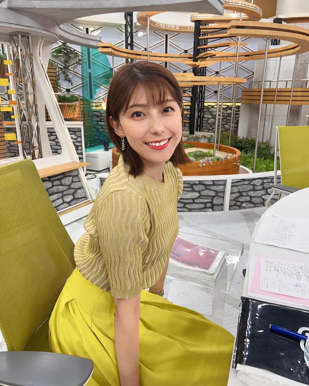 上村彩子のインスタグラム：「. . スタジオの椅子と同じ色の衣装でした☺️💚 来週は世界陸上のため、 報道特集の番組自体がお休みです。」