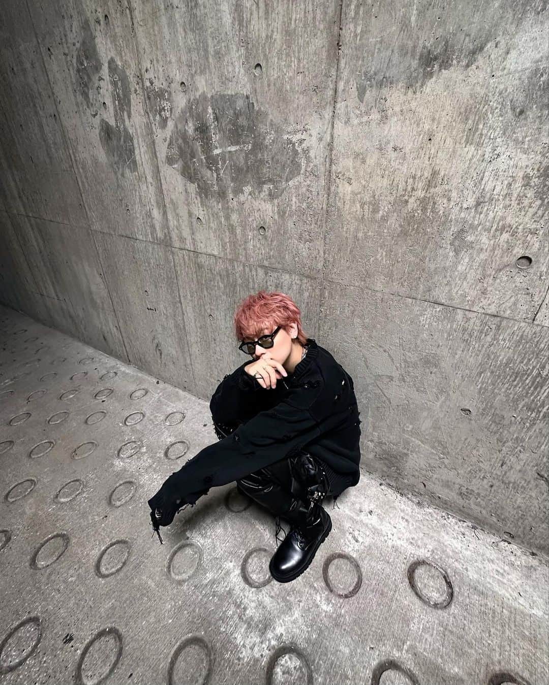志村秀哉のインスタグラム：「EBiDAN THE  LIVE UNIVERSE 2023 DAY 2  thank u🤞✨✨  EBiDAN 全体曲、シャッフル、歌コラボ 色々参加して楽しかった。。  @happy_yuki05  本当にお疲れ様！ ツアー中だったのにも関わらず このEBiDAN THE LIVEの為に めちゃめちゃ頑張ってました！ 最高のLIVEだったよねみんなー！？  そしてEBiDANのみんなとも 仲良くなれた気がしている！！ 来年もまたより一層楽しみになりました😎  2日間ありがとう！！！  #超特急 #EBiDAN #沼MILK #最後の写真めっちゃ好き」