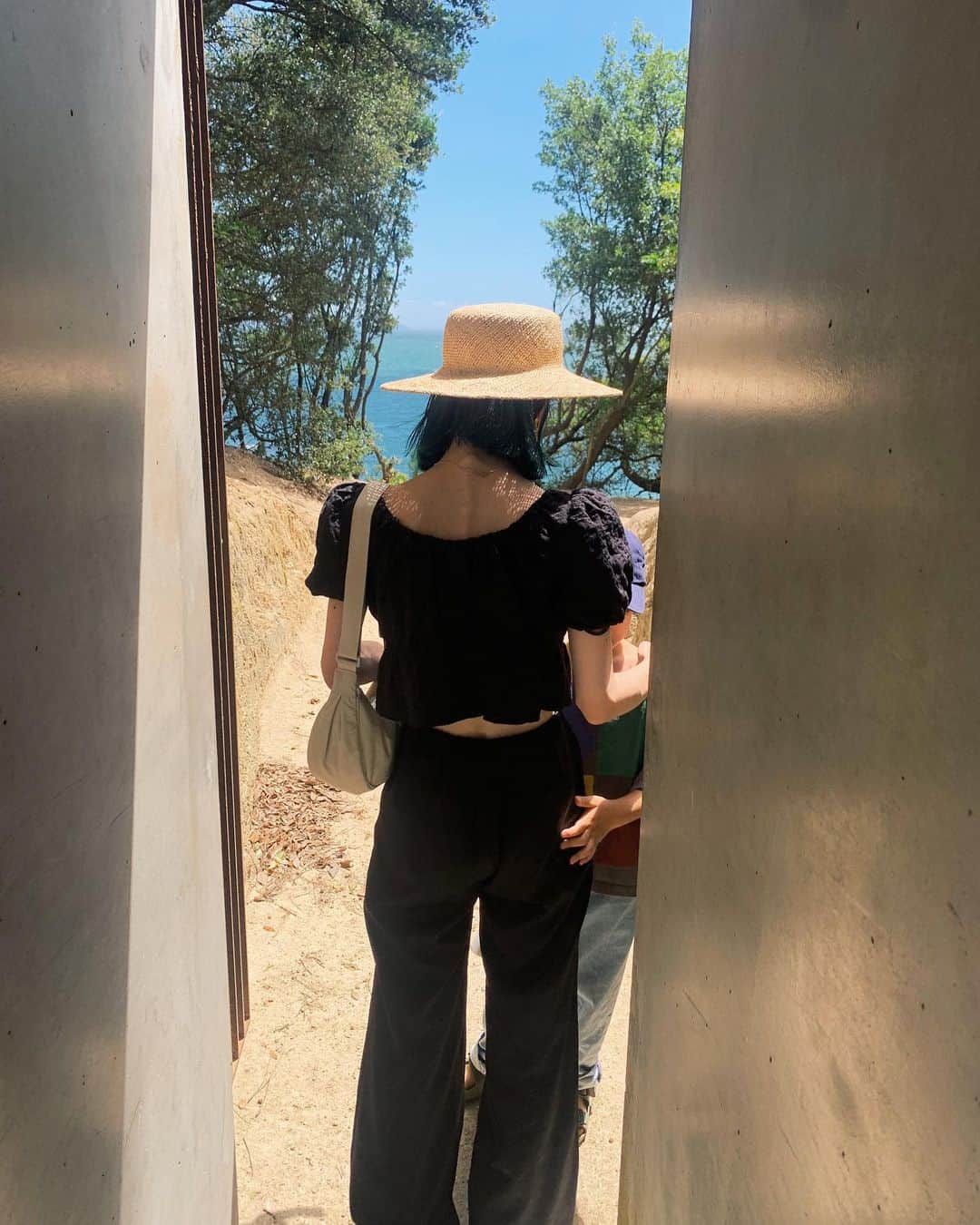 あまのまりのインスタグラム：「なおしまたび👪 南寺の真っ暗闇をずっと我慢したのち、終わってしくしくなっちゃってるのを見て、たいへん申し訳ないけどかわいかった。笑 流されたかぼちゃの所在を確認する監督の図。 ジェームズタレル教になった日であった💎」