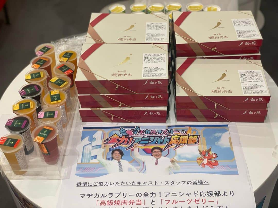井澤詩織のインスタグラム：「ちょっと前にシャドウバースFのアフレコ現場にて。 アニシャド応援部最終回のクイズ大会でキャスト陣がゲットした高級焼肉弁当の差し入れがありました！(高級ゼリーとともに) テレビバラエティってすごーい！(笑)美味しかったです！」