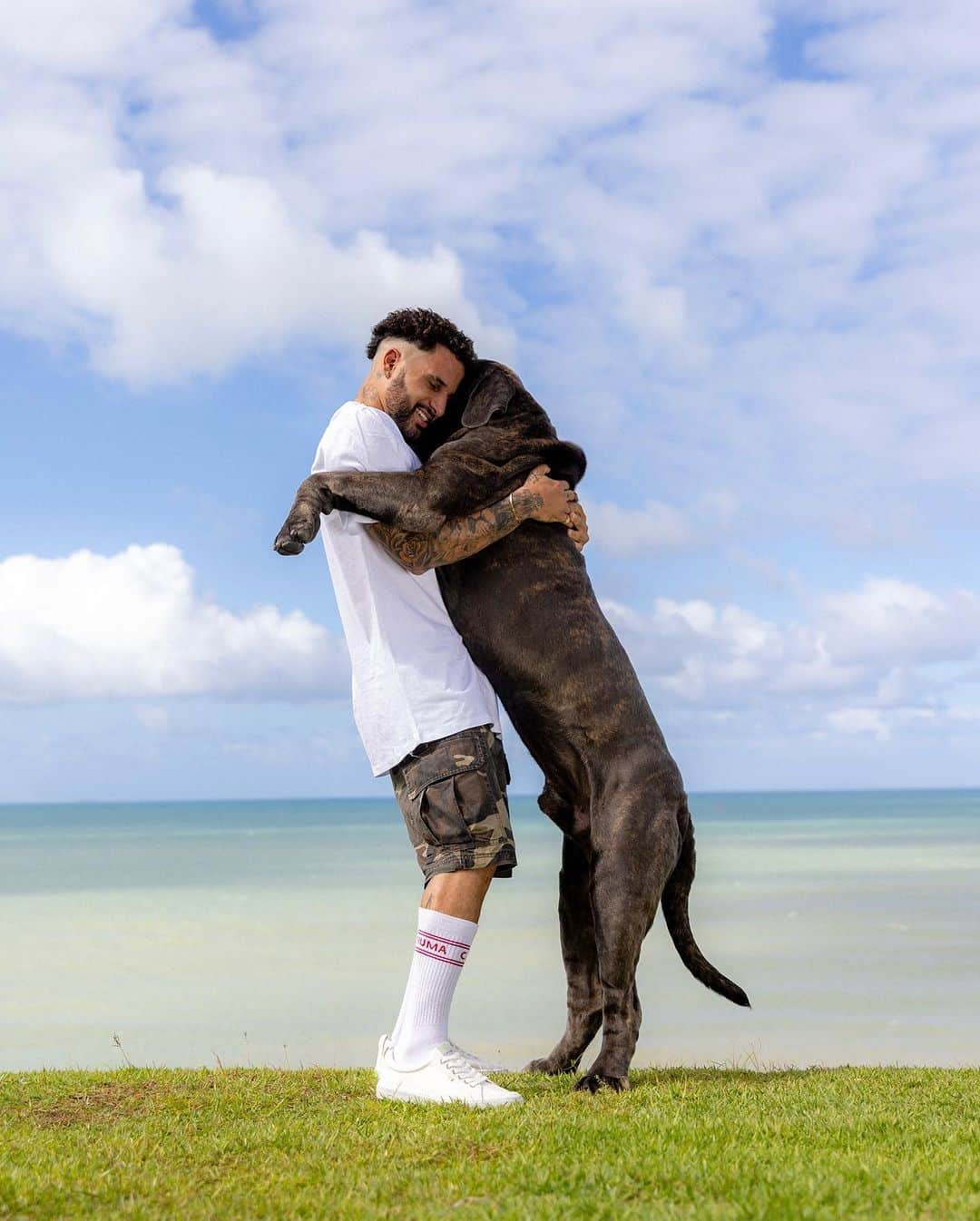 イタロ・フェレイラさんのインスタグラム写真 - (イタロ・フェレイラInstagram)「O melhor amigo ❤️‍🔥 @_ferreiradogs . . . .  #dog #vibe #goodday #loveislove」8月12日 22時40分 - italoferreira