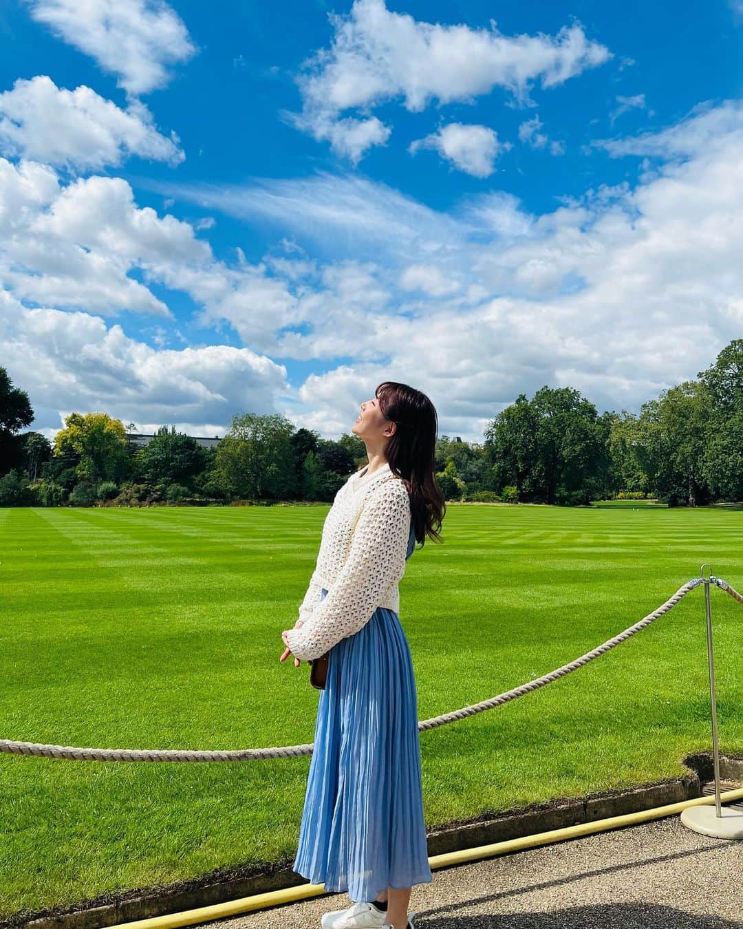 桜奈あいのインスタグラム：「⁡ ロンドン旅行💂🏼🇬🇧✨ ⁡ ⁡ 本場のスコーンが美味しくて 食べすぎちゃった🍪！！ ⁡ ⁡ 可愛いわんちゃん達にも いっぱい出会えて嬉しかったな☺️♡  ⁡ ⁡❤️❤️❤️ ⁡ ⁡ ⁡ ZARA🇬🇧で買ったニット 寒かったから大活躍✨ ⁡ ⁡ #London」