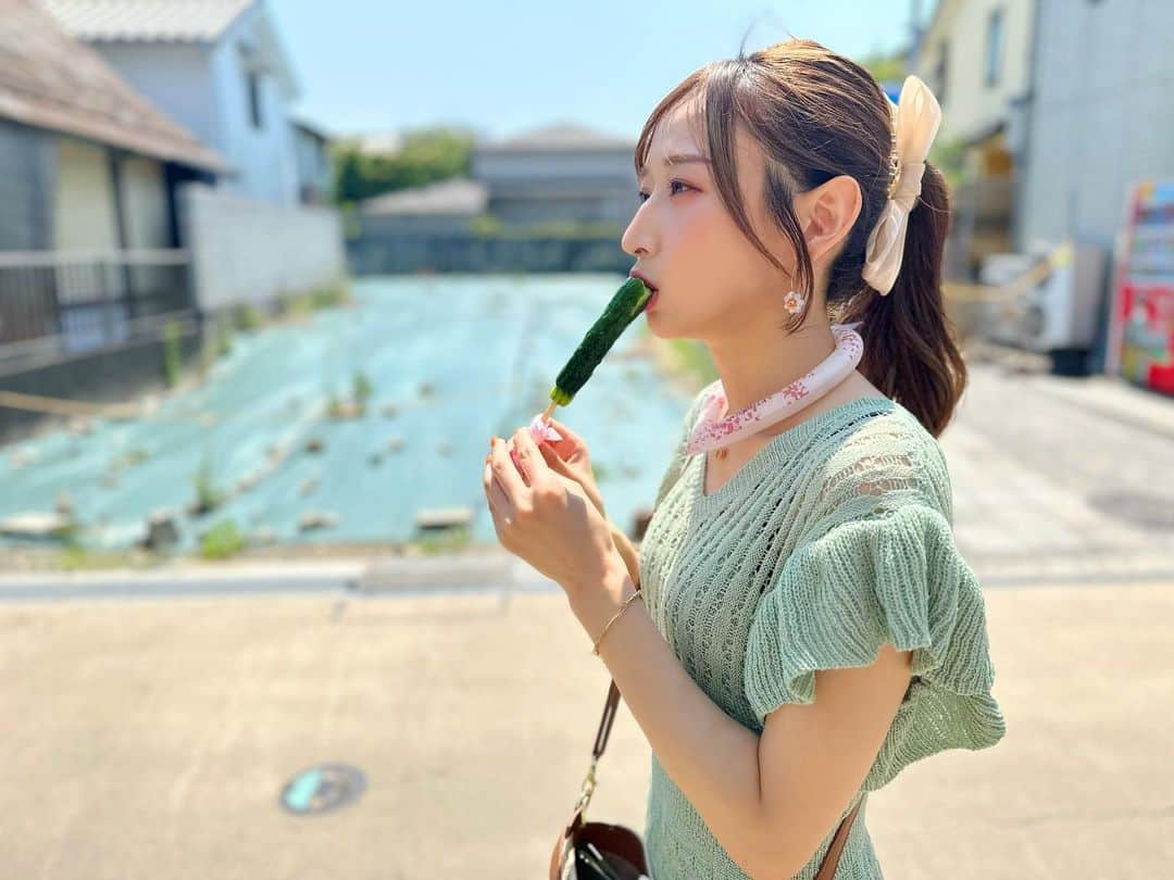 井坂仁美さんのインスタグラム写真 - (井坂仁美Instagram)「🤍  きゅうり🥒  台風が近づいてきてて、ドキドキしてます🫣💦皆んなも備えてくださいね。  お墓参りもどうしようか考えてます…。台風が過ぎ去ってから綺麗にした方が良いのでは？と思ったり。でもお盆だし…🤔  みんなはどうします？」8月12日 22時41分 - hitomi_ankh