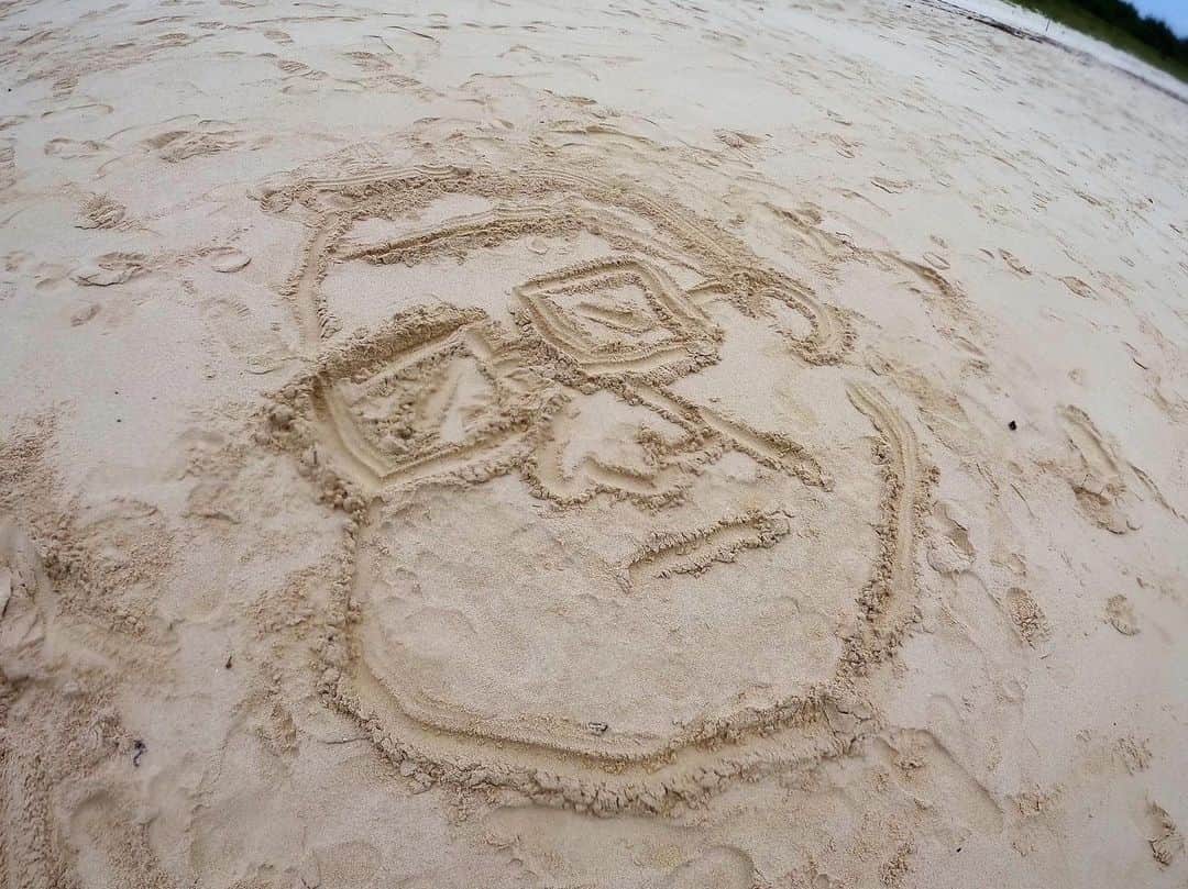 時津風部屋のインスタグラム：「突然ですが、夜遅くにクイズです。 宮古島の砂浜に突如、描かれた力士の顔。 誰でしょう？ #時津風クイズ」