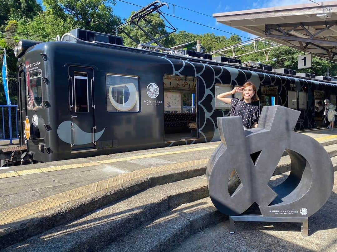 内田絢子のインスタグラム：「✴︎FM802 HOLIDAY SPECIAL ✴︎ 🚃🚃南海電鉄 GO AROUND🚃🚃  ずっと乗ってみたかった憧れの『めでたい電車』の旅！！  FM802 BRIGHT MORNINGの後、12時からFM802 HOLIDAY SPECIAL  南海電鉄 GO AROUNDがスタート！！オープニングでDJ仁井聡子さんとワイワイおしゃべりをして、南森町を出発！！特急サザンに乗って、和歌山市駅へ。  目の前に入ってきたのが、めでたい電車の『かしら』貫禄のある黒いボディ。HYDEさんのアイデアが散りばめられた車内、サインやピックも見つけちゃった♬  中松江駅で降りて、前田精肉店のジューシーな厚切りニンニクハムを食べ、次に来たのが『なな』赤いボディが眩しい。車内はとにかく、めでたい。可愛い。恋占いができる吊り革も♡  磯ノ浦の海では、サーフィンを楽んでる方がいっぱい🏄なんと、DJマーキーさんも！！海、最高！！  最後は加太駅に到着！！『め』のオブジェと『め』のポーズでパシャリ♡（め組の人のポーズ。笑）  めでたい電車旅の様子、タイムフリーでも楽しんでいただけます🚃楽しかったなぁ♡♡♡ 帰りは水色の爽やかなボディの『かい』とすれ違ったよ！！  #加太スタグラム #加太線111周年 #めでたい電車 #fm802」