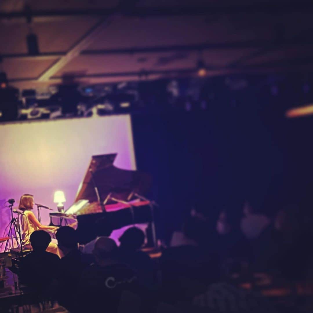 タイナカ彩智さんのインスタグラム写真 - (タイナカ彩智Instagram)「「8月は、月の海」東京公演が六本木clapsにて終了いたしました。🌕✨  うちに秘めた情熱を、ひととき解き放つような、なんだかロマンチックな東京公演。 楽しかったなぁ、、🌈✨  思考も荷物も全部全部一度置いて、ピアノと歌だけになって、それを皆さんと共有することで、忘れかけていた景色や気持ちも甦ってゆくような。  会場に来てくださった皆さま、お気持ちを寄せてくださった皆さま、本当にありがとうございました！  次にお会いできる日まで、この光を持っていられますように😌✨  台風、どうぞお気をつけてお過ごし下さいねっ。」8月12日 22時45分 - sachitainaka