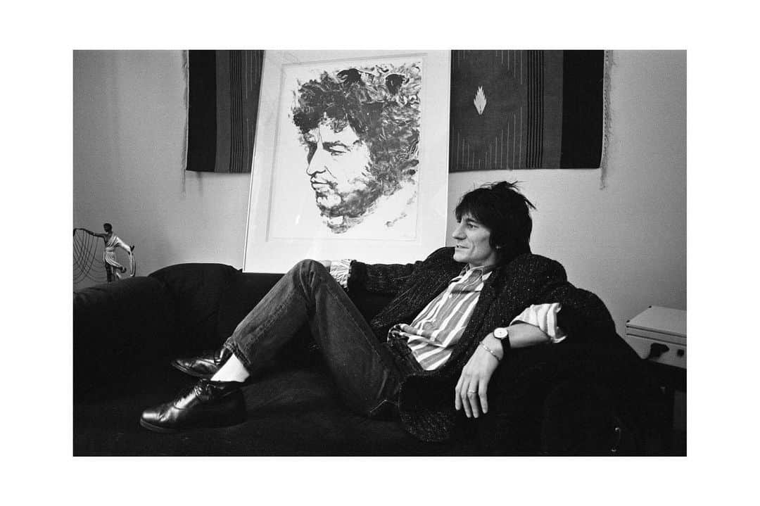 ロン・ウッドさんのインスタグラム写真 - (ロン・ウッドInstagram)「🎵🎸Released on this day in 1981, the @bobdylan album Shot of Love features the track ‘Heart Of Mine’ which Ronnie plays guitar on, with @ringostarrmusic on drums. Here is Ronnie with his portrait of Bob ❤️🎨」8月12日 22時45分 - ronniewood
