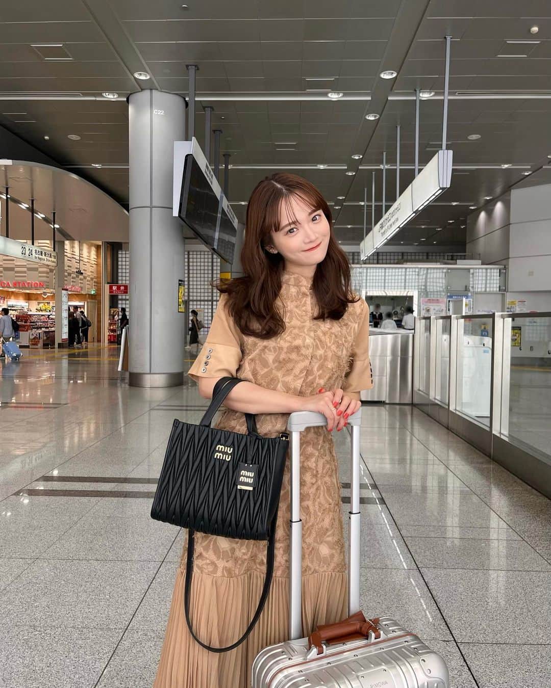 田久保夏鈴のインスタグラム：「移動の多い8月🌻 これは関コレ帰り🚄😽  質問の多かったワンピ！可愛いよね♡」