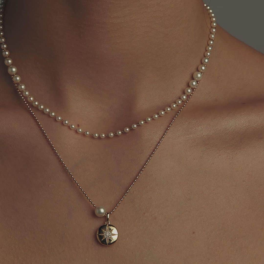 のインスタグラム：「☆ dreamy décolletage constellation   Available on www.mizukijewels.com  #mizuki #mizukijewels #mizukijewelry #seaofbeauty #modernpearls #pearls #style」