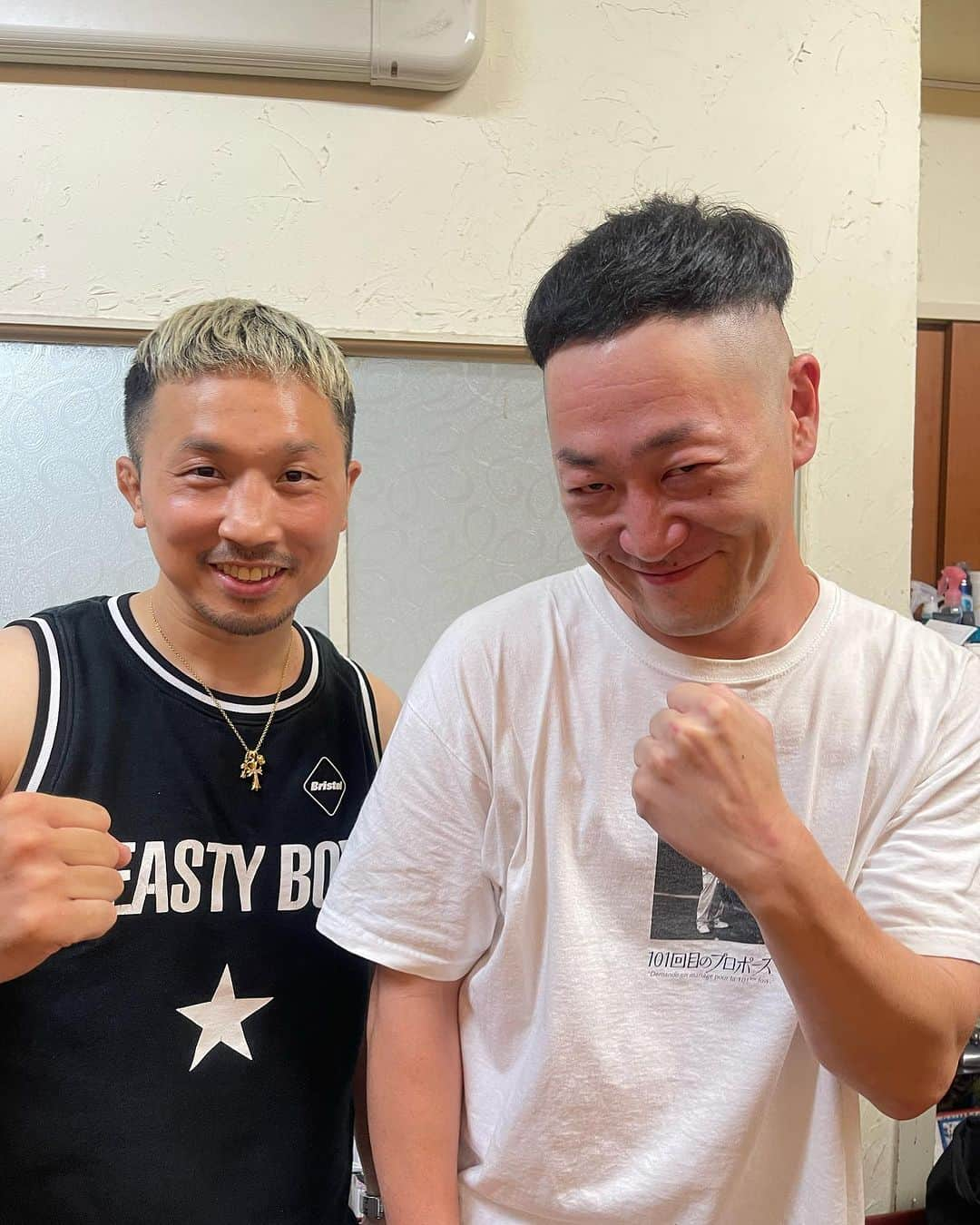 杉本知香さんのインスタグラム写真 - (杉本知香Instagram)「粟生ちゃんとえいじくん、 初対面だけどお互いに大ファンで キューピッドになった気分でした💓 粟生ちゃん目の前に緊張して汗だくのえいじくんおもろかった🤣😂 昨日の森さんに歌ってもらった 「きぇんたま」やはり名曲です🤣😂  #中目黒美容室#フェイストゥフェイス  #粟生隆寛 🥊 元#WBC世界フェザー級王者 元#WBC世界スーパーフェザー級王者 #世界2階級制覇王者 #那須川天心 トレーナー #インポッシブルえいじ  #インポッシブル  #有吉の壁  #川出康介 #どぶろっく森 #どぶろっく #きぇんたま」8月12日 22時50分 - sugimotoc