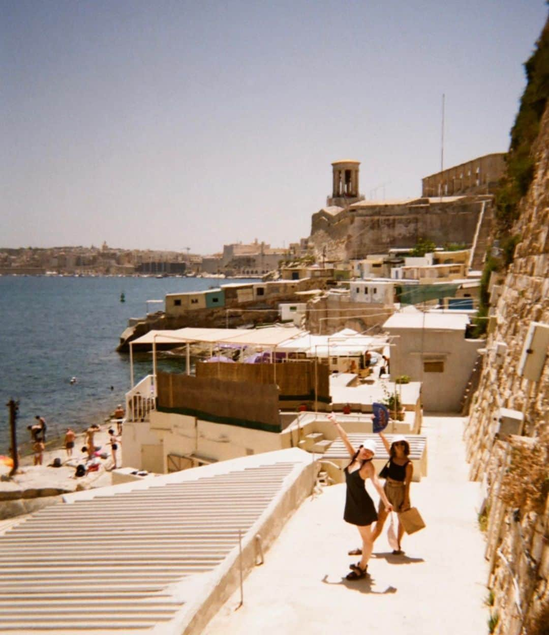 金原里奈のインスタグラム：「beautiful malta with beautiful people 🫧🐈」