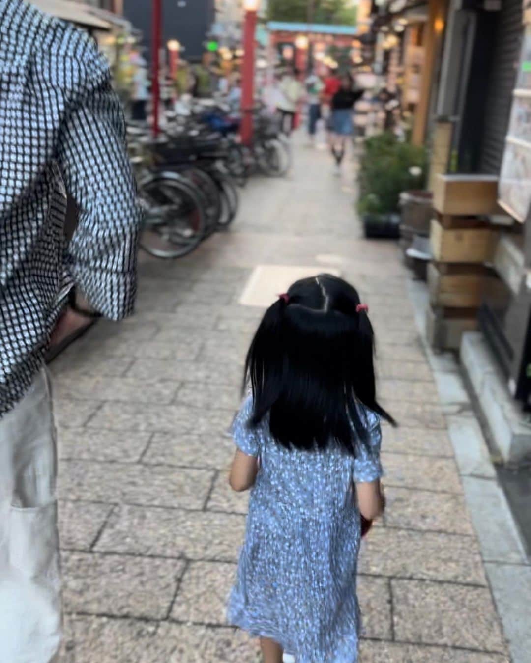 松村未央さんのインスタグラム写真 - (松村未央Instagram)「* 久しぶりの浅草〜✨ 少し散策して隅田川の方へ。  とても綺麗なスカイツリーを横目に 隣の公園が気に入った様子の娘。 浅草に来て大半の時間はそこで…🥹  暑くて公園遊びが最近できていなかったので 娘にとっても久しぶりの公園タイム🤖 夜でもやさしい光のおかげで遊べました💡  また今度ゆっくり来たいです🙌  #東京スカイツリー #隅田川 #浅草  #tokyoskytree #asakusa #tokyo」8月12日 23時00分 - mio.matsumura_
