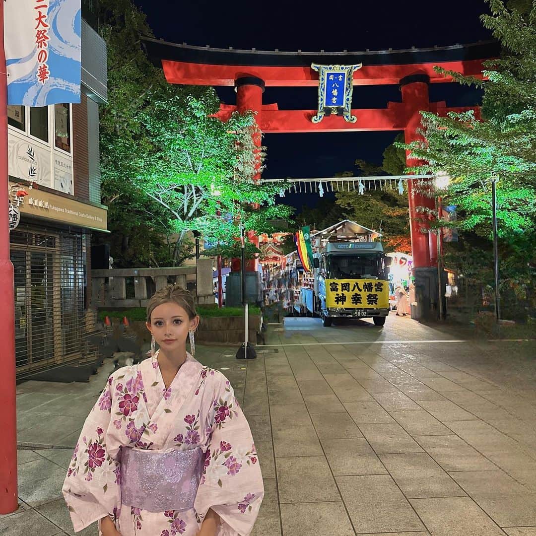 のインスタグラム：「自分の浴衣ママがどこにしまったかわかんなくなったからママの浴衣着てみた👘🪅 子供抱っこするとすぐ着崩れする🤦‍♀️それでも写真撮る😅 #浴衣  #浴衣ヘアアレンジ  #浴衣女子  #浴衣コーデ  #お祭り  #花火大会」