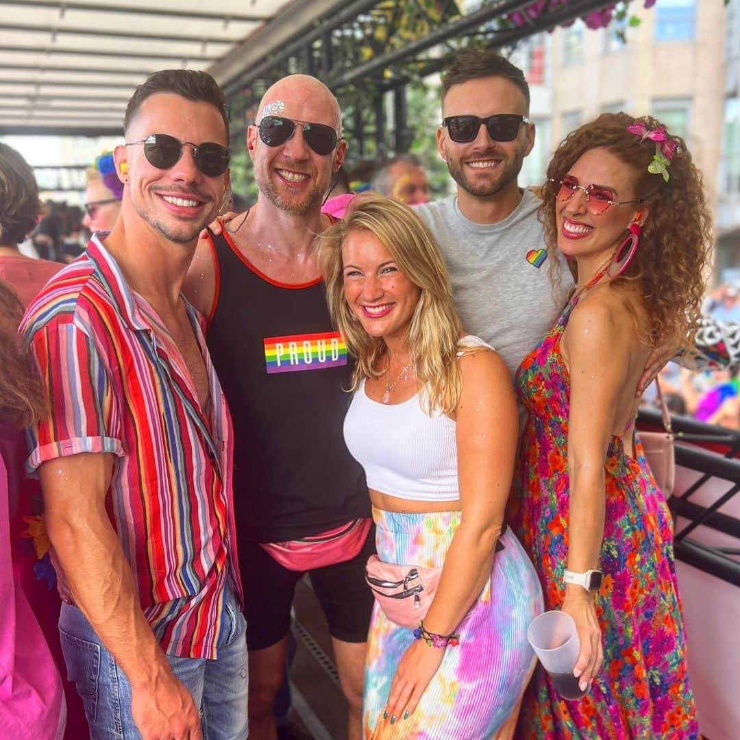 ヨリック・ヘンドリックスのインスタグラム：「HAPPY PRIDE 🌈   #grateful #friends #loveislove」