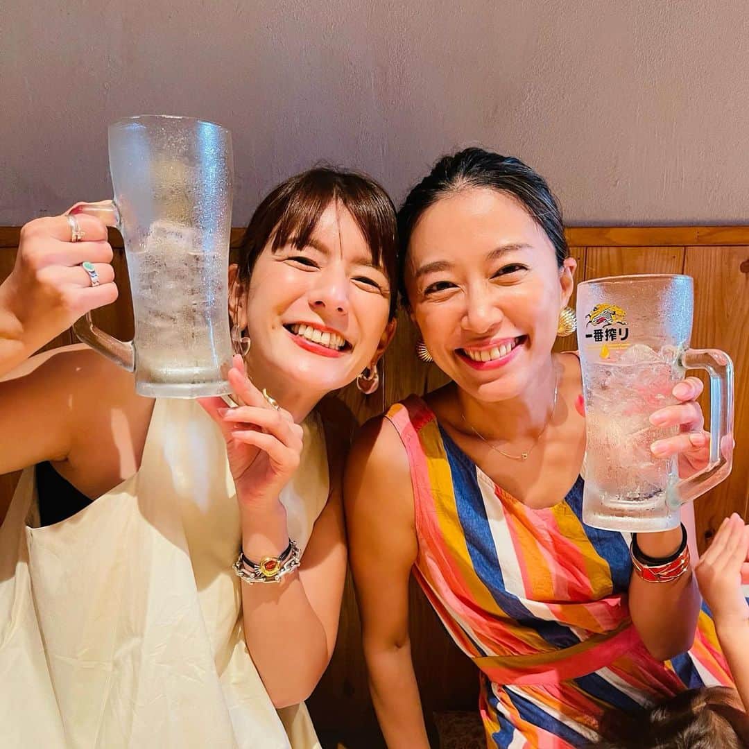のインスタグラム：「今年の夏も福岡で会えたー！  私の友達にまでお土産持ってきてくれた本当に優しい人🥹 帰りは子供たちにお菓子いっぱい買ってくれた🥹  さえちゃんのハッピーなお友達たちにもまた会えて楽しかったなぁ！  プールからのご飯！ 子供たちはシャイ同士だったけどゲームで近づき最後はハイタッチ🤚😁  また来年も会おうね❤️  福岡いくよー！ 次はゆきなもー！(^^)  💛💚🩷」