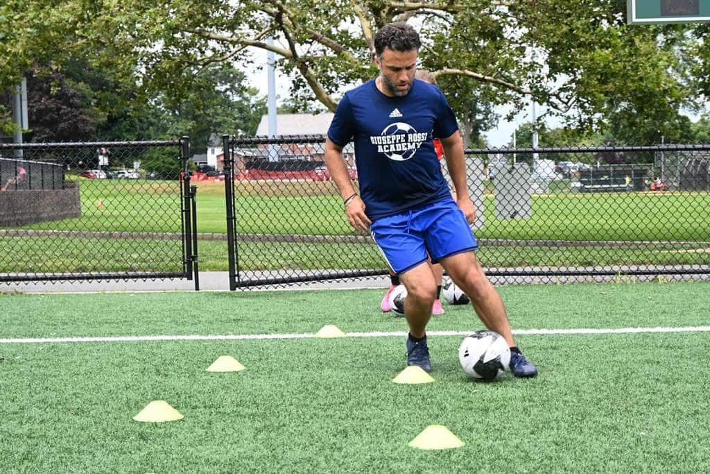 ジュゼッペ・ロッシのインスタグラム：「⚽️✨✨✨⚽️ Best feeling ever being on a field and having fun! To continue developing as a player though, there has to be a fine balance of fun and obsession. That’s how I grew up training, thanks to my Dad. That mindset is what will set you apart. #GRacademy」