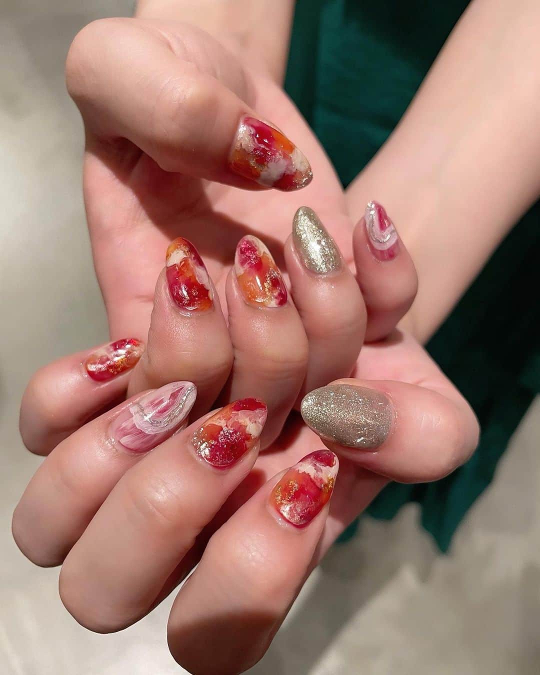 松本慈子のインスタグラム：「* 夏ネイル❤️‍🔥🌻☀️ ついに、明日サマツアー始まります（自分の🧏‍♀️） Zepp Nambaで最高の日にしようね🫶🏻  #夏ネイル #ネイルデザイン #ネイル  #ジェルネイル #ニュアンスネイル #赤ネイル」