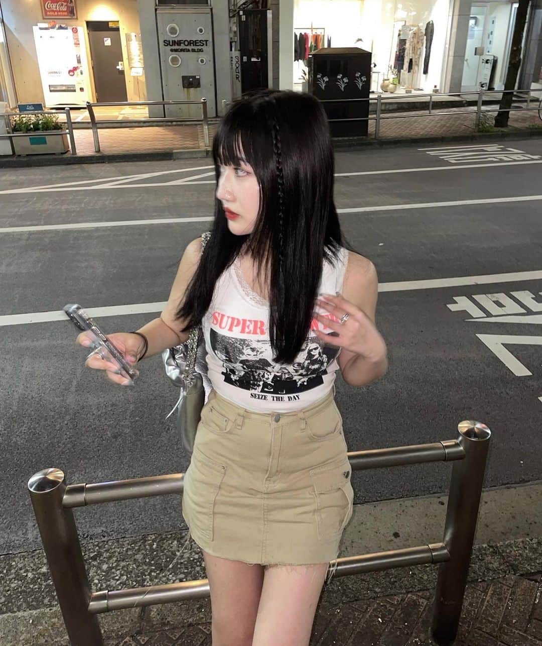 河崎みーなのインスタグラム：「🖤🖤🖤  めずらしく白じゃないネイルしたけどかわちすぎる🎀 ピンクと緑のグラデーション❕  @_jemiy_u @jemiy_nail  . . . .」