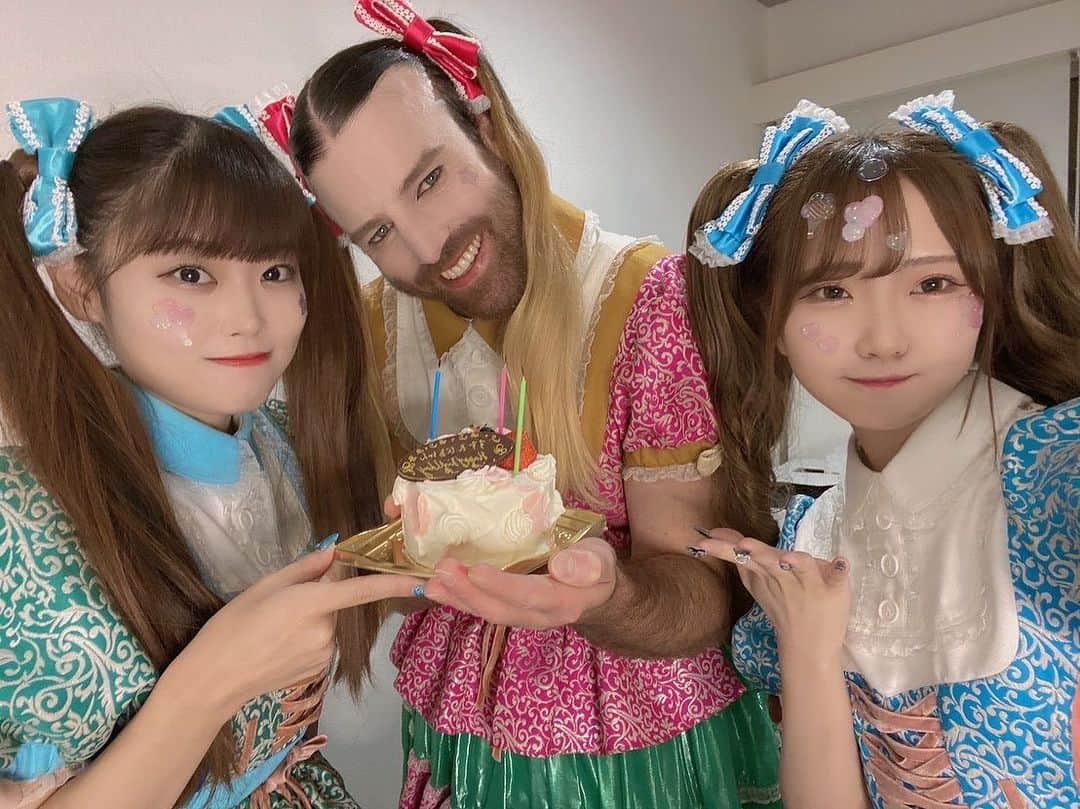 レディビアードのインスタグラム：「今晩見てくれた皆さんありがとうございます🥰 誕生日おめでとうSUZU、そして卒業おめでとうKOTOMI🥳 今まで頑張ってくれてありがとうございました☺️ Thanks to all who tuned in tonight😘Happy Bday SUZU and happy graduation KOTOMI🎓Ganbatte in the future❤️  #babybeard」